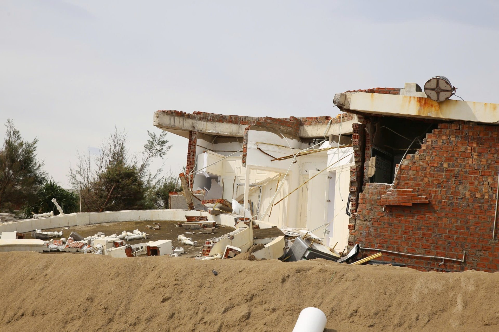  Hà Tĩnh ra lệnh mới cho chủ đầu tư dự án có loạt biệt thự gần bờ biển đổ sập 