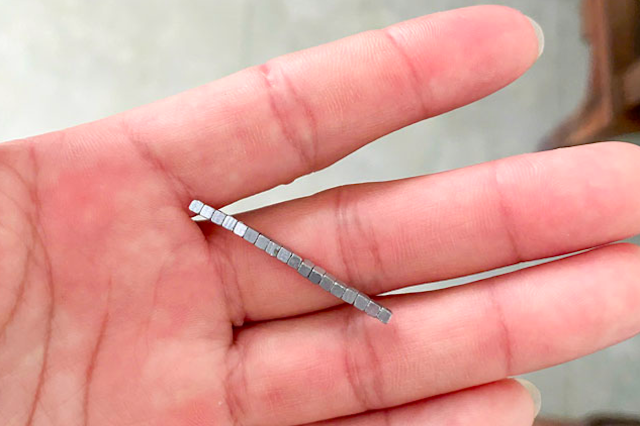 Hàng chục viên nam châm kết thành chuỗi gây thủng ruột bé trai 5 tuổi