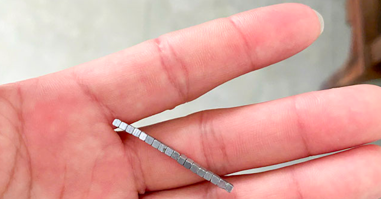 Hàng chục viên nam châm kết thành chuỗi gây thủng ruột bé trai 5 tuổi