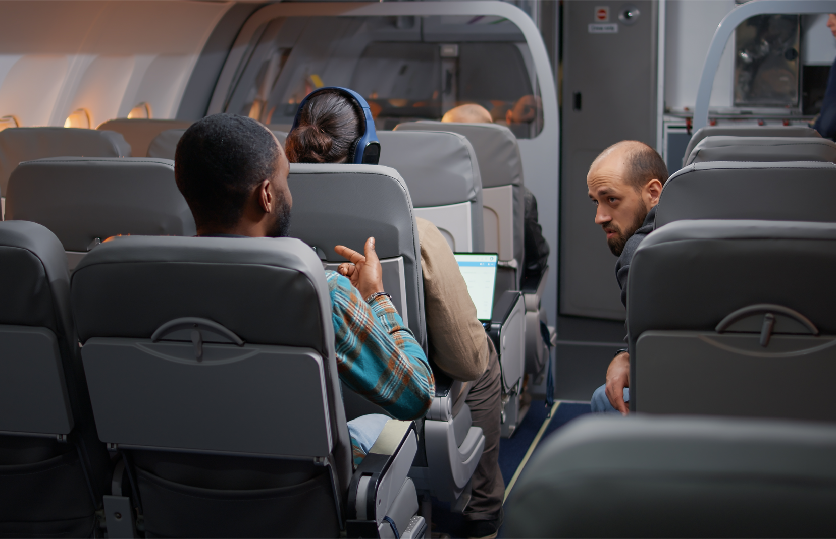 Hành khách nên chọn ghế nào trên máy bay để ít thấy rung lắc?