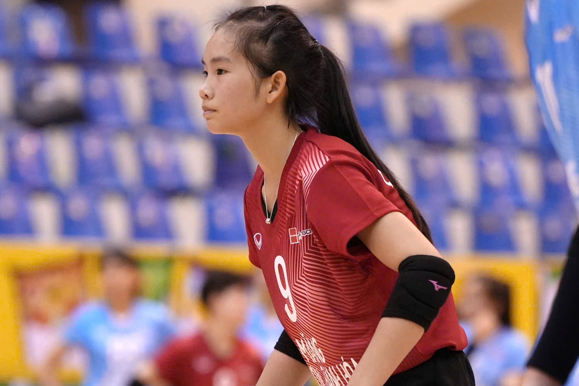 Libero 14 tuổi gây sốt ở Cúp bóng chuyền Hoa Lư, lên U18 Việt Nam