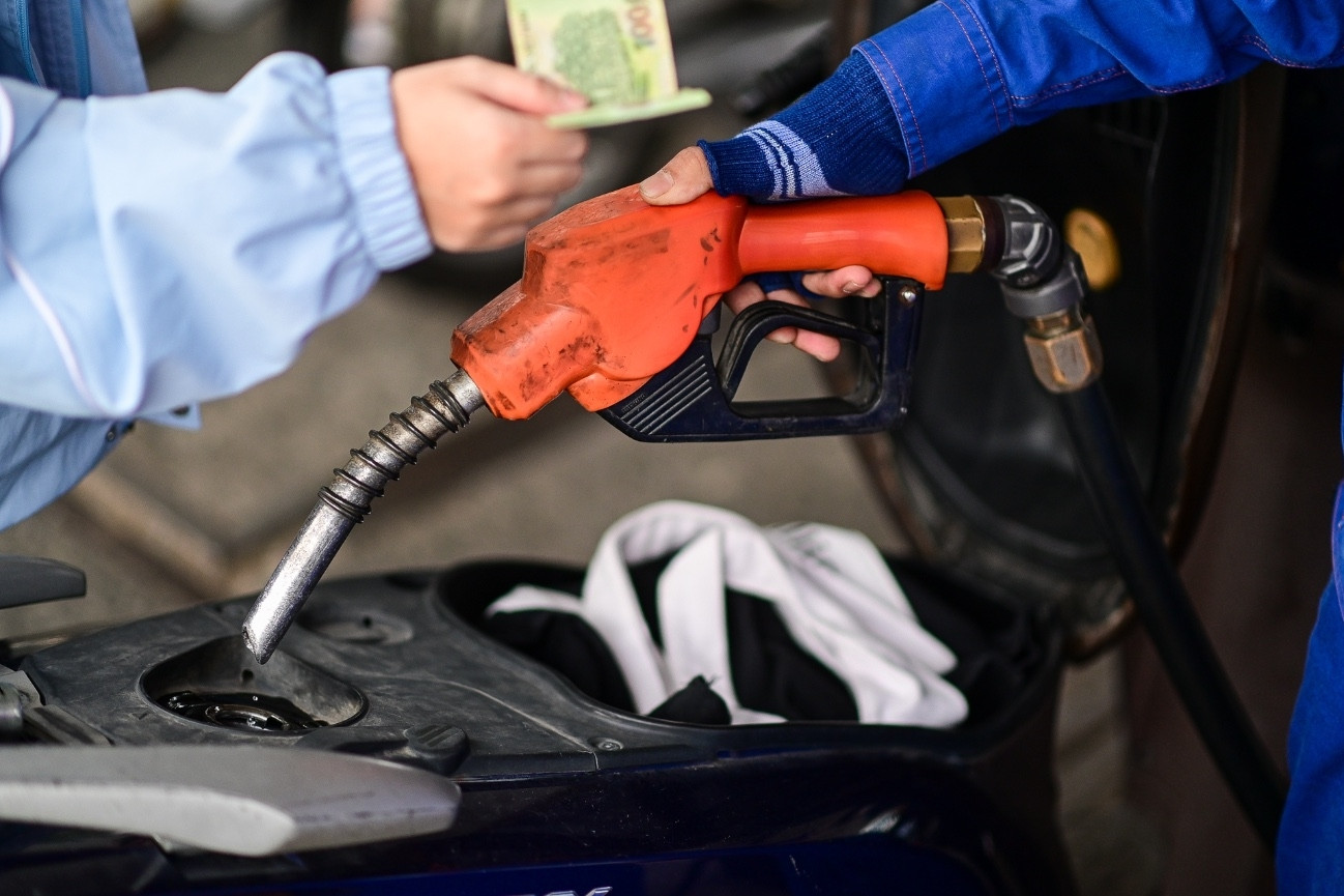 Giá xăng dầu có loại tăng gần 9.000 đồng/lít: Làm sao kiềm đà tăng sốc?