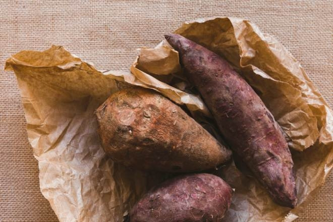 Mang giỏ khoai lang tới biếu thông gia giàu, người phụ nữ nghèo rơi nước mắt