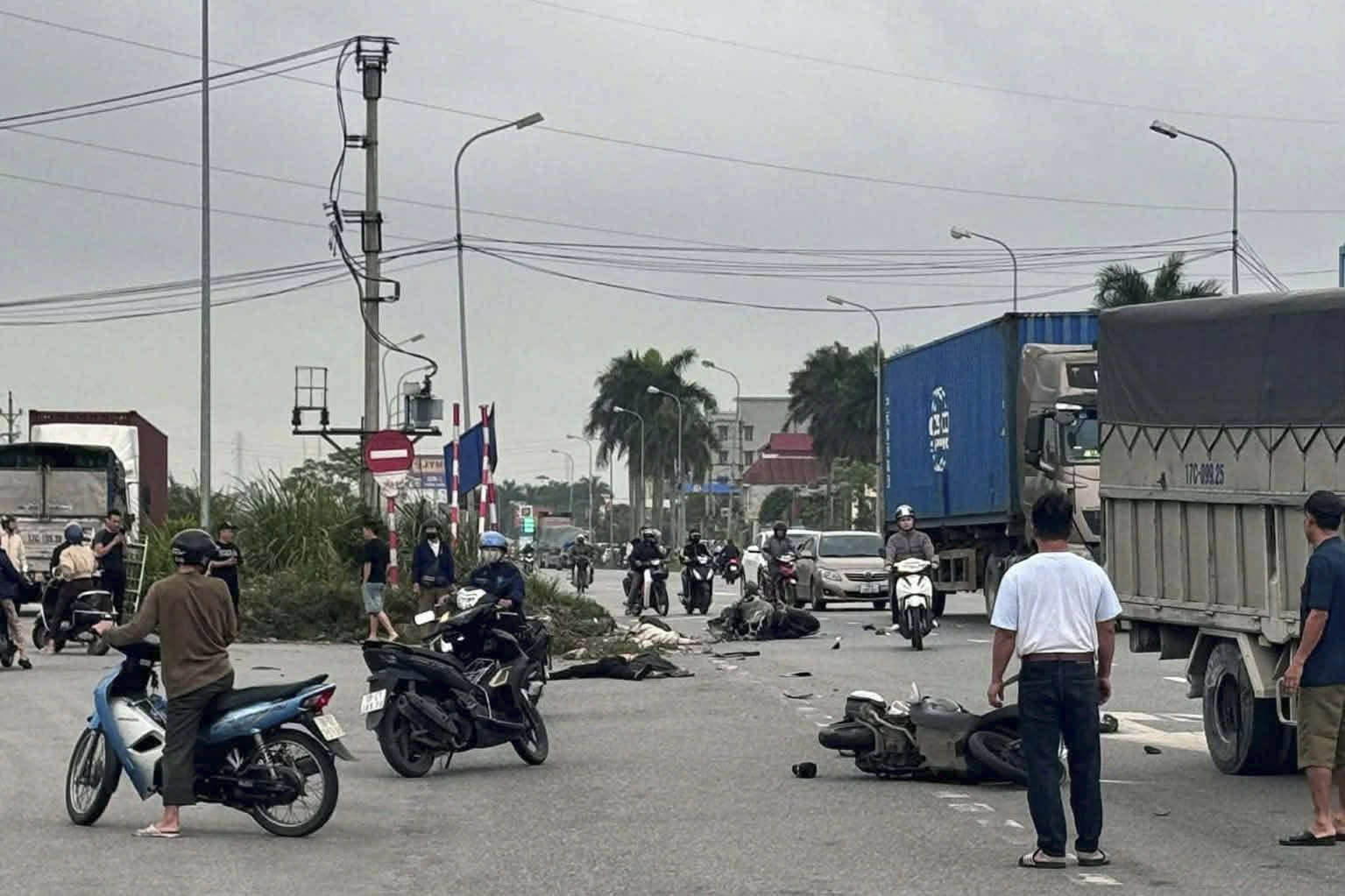 Ô tô va chạm liên hoàn 3 xe máy trên quốc lộ, hai phụ nữ tử vong tại chỗ