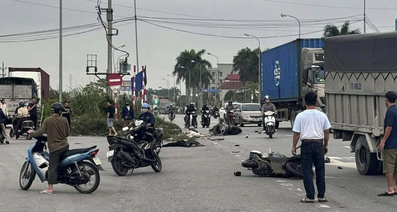Ô tô va chạm liên hoàn 3 xe máy trên quốc lộ, hai phụ nữ tử vong tại chỗ