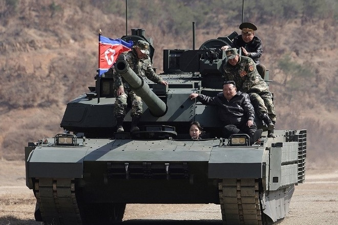 Ông Kim Jong Un và con gái xuất hiện trên xe tăng mới của Triều Tiên