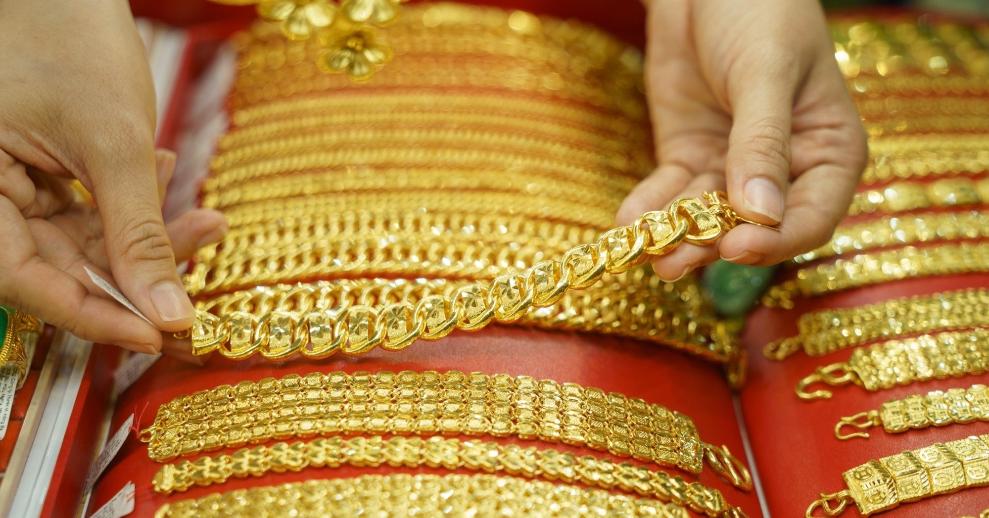 Giá vàng thế giới lao dốc xuống sát vùng 4.550 USD/ounce