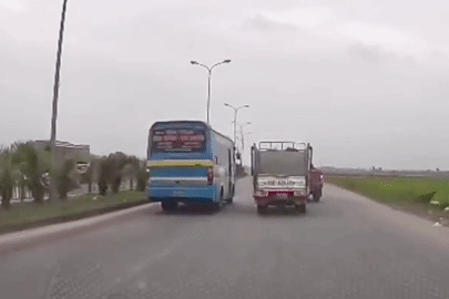 Thót tim cảnh tài xế xe bán tải chèn ép xe khách để “trả đũa”, gây tai nạn