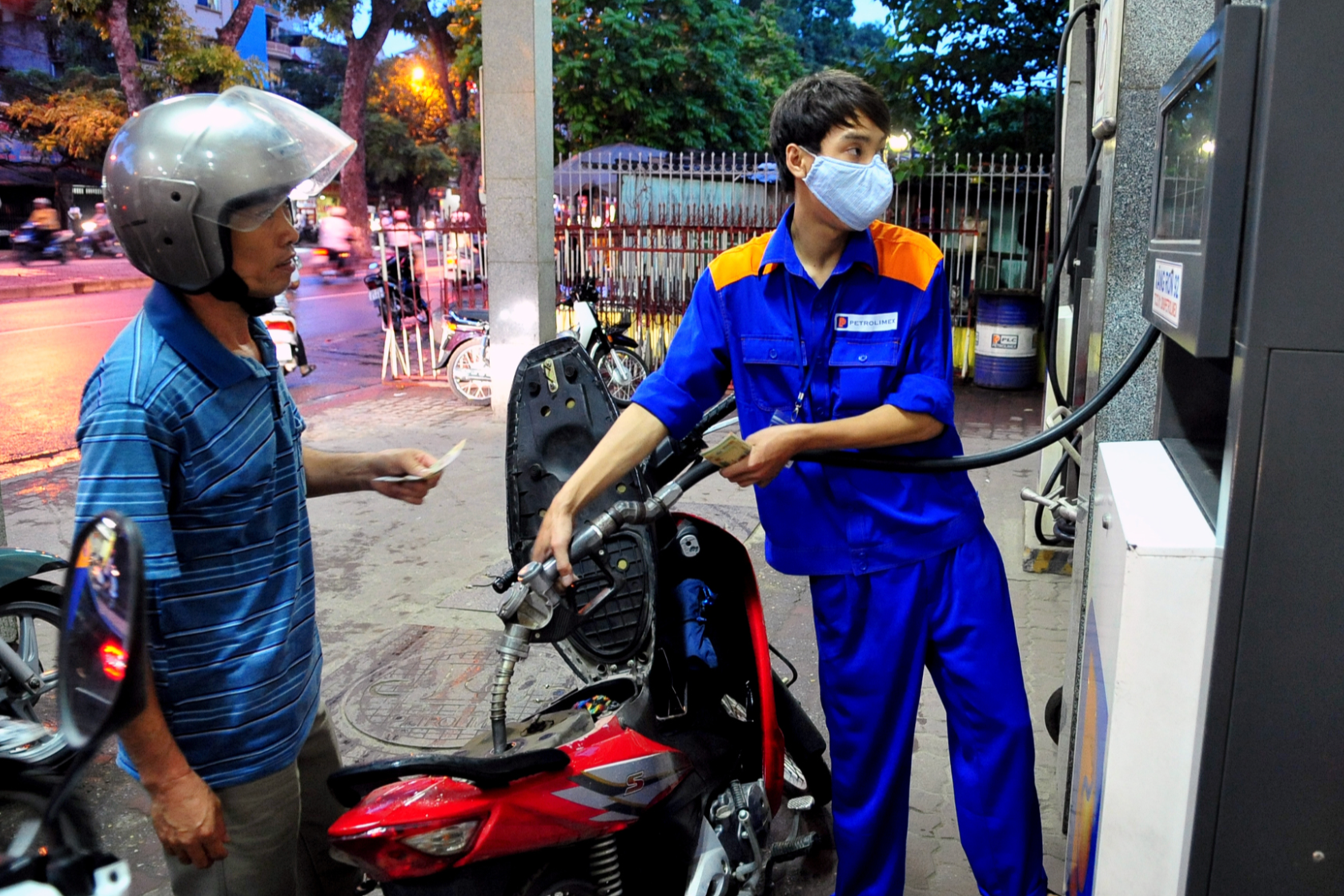 Thủ tướng yêu cầu tăng cường tiết kiệm năng lượng, phát triển giao thông điện