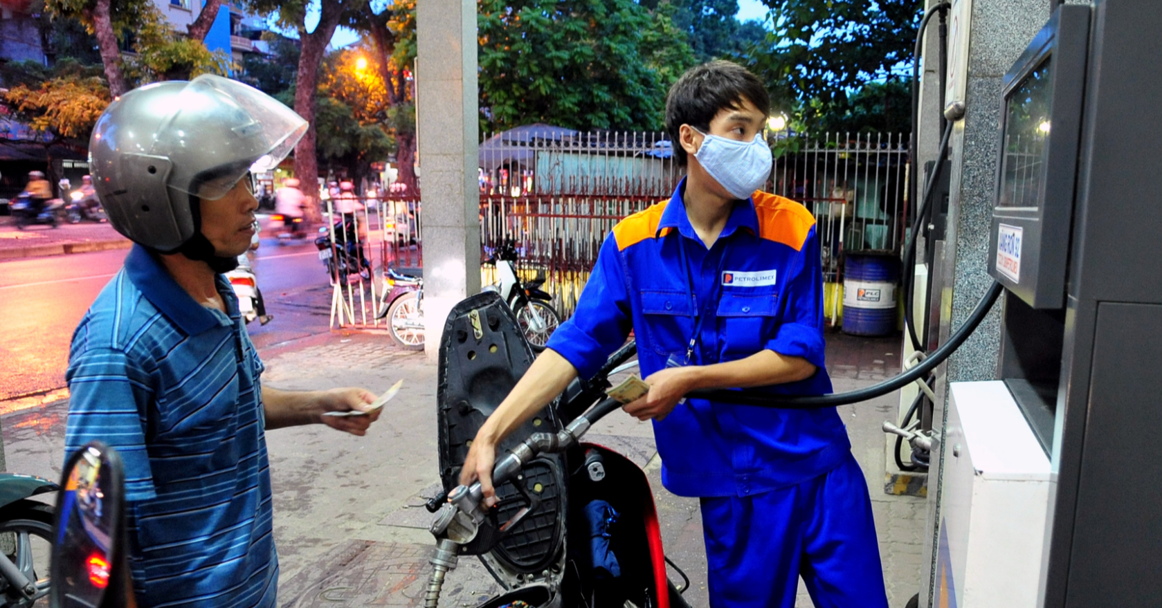 Thủ tướng yêu cầu tăng cường tiết kiệm năng lượng, phát triển giao thông điện