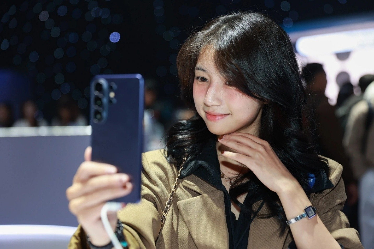 Tính năng mới trên Galaxy S26 Ultra: an tâm khi dùng điện thoại nơi công cộng