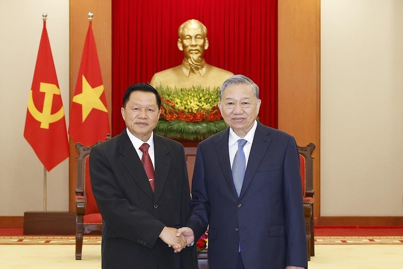 Tổng Bí thư tiếp Bộ trưởng Công an Lào