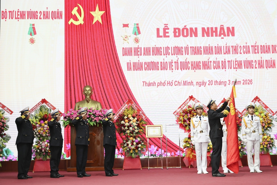Vùng 2 Hải quân nhận Huân chương Bảo vệ Tổ quốc hạng nhất