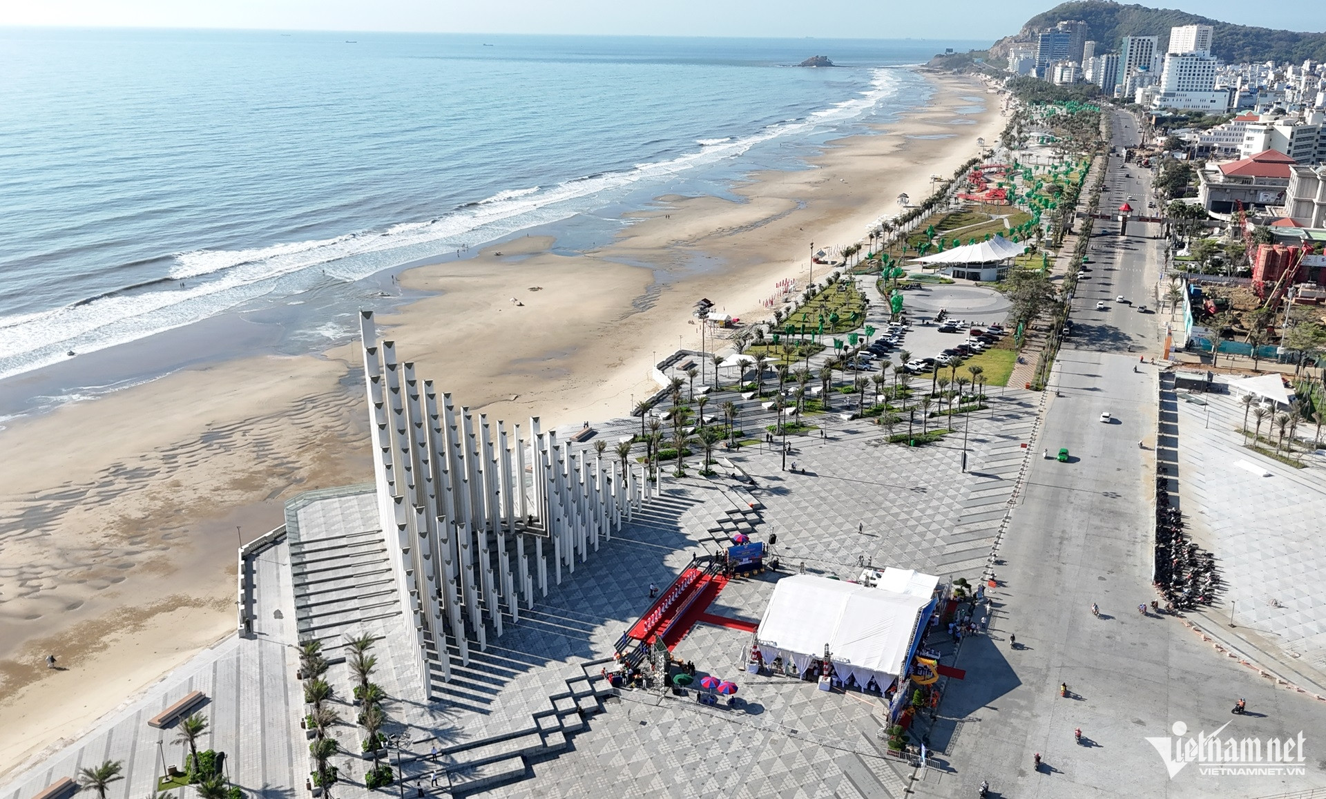 W-Cát biển tấn công công viên nghìn tỷ ở Vũng Tàu, sáng dọn chiều lại bị vùi lấp.10.JPG.jpg