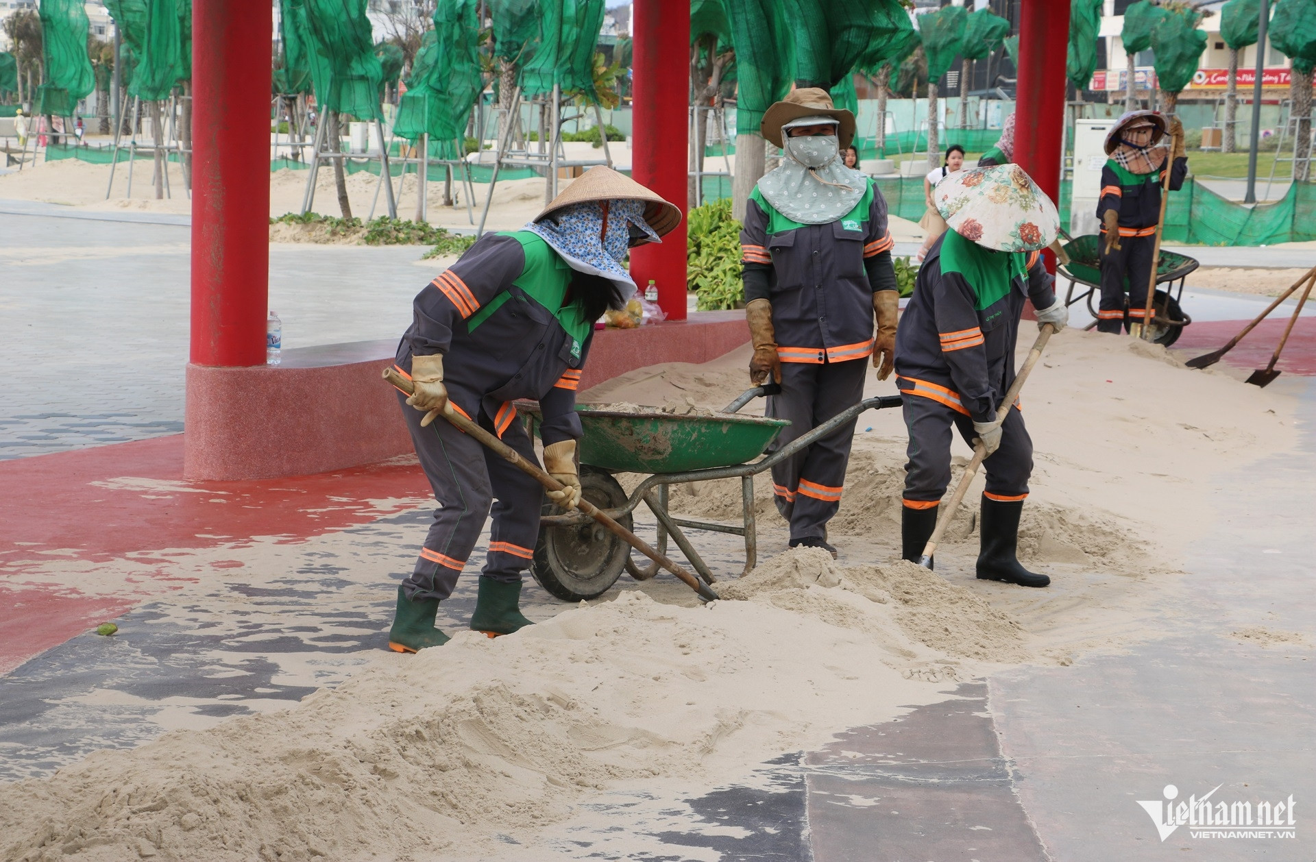 W-Cát biển tấn công công viên nghìn tỷ ở Vũng Tàu, sáng dọn chiều lại bị vùi lấp.3.JPG.jpg