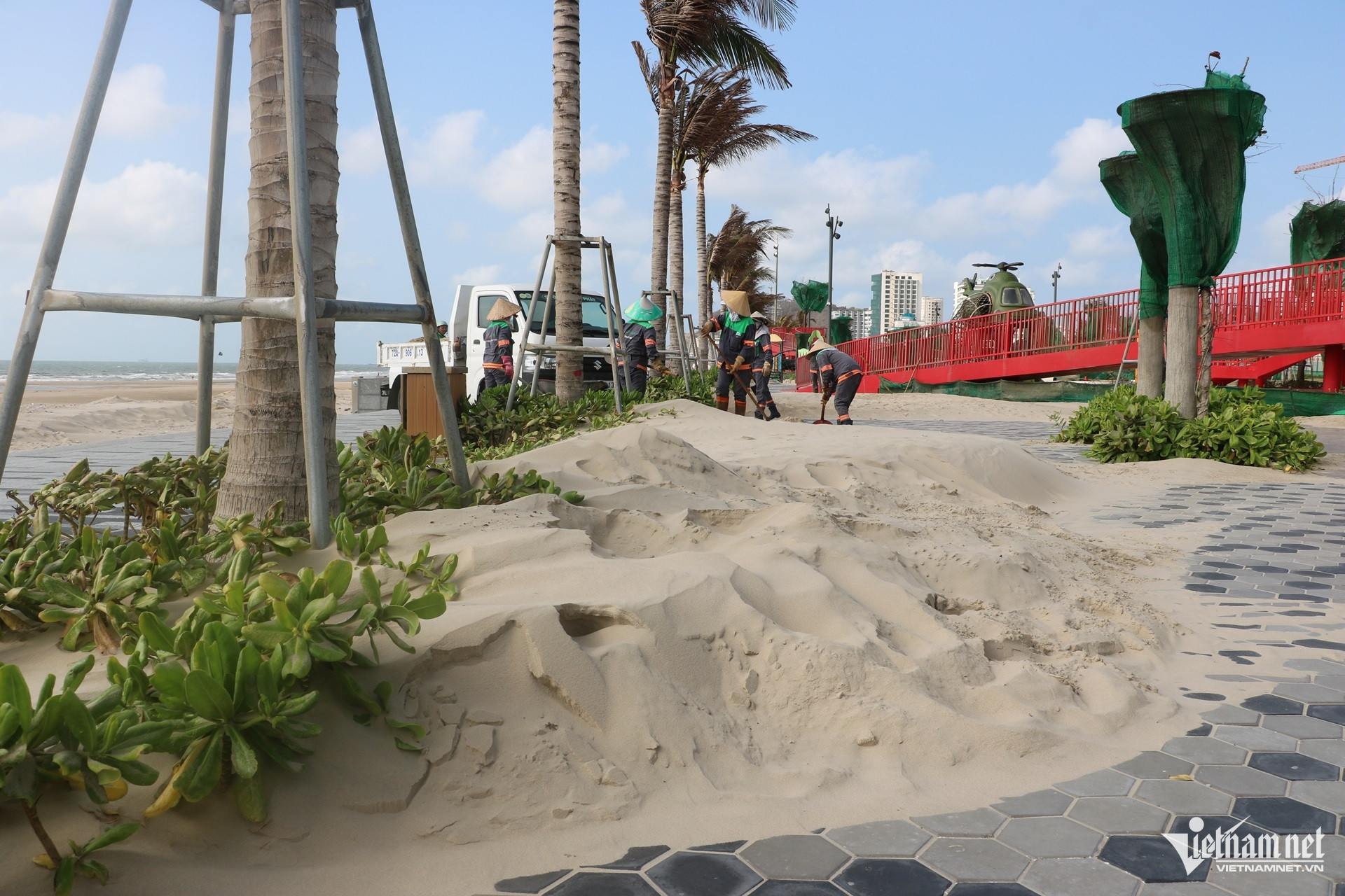 W-Cát biển tấn công công viên nghìn tỷ ở Vũng Tàu, sáng dọn chiều lại bị vùi lấp.JPG.jpg