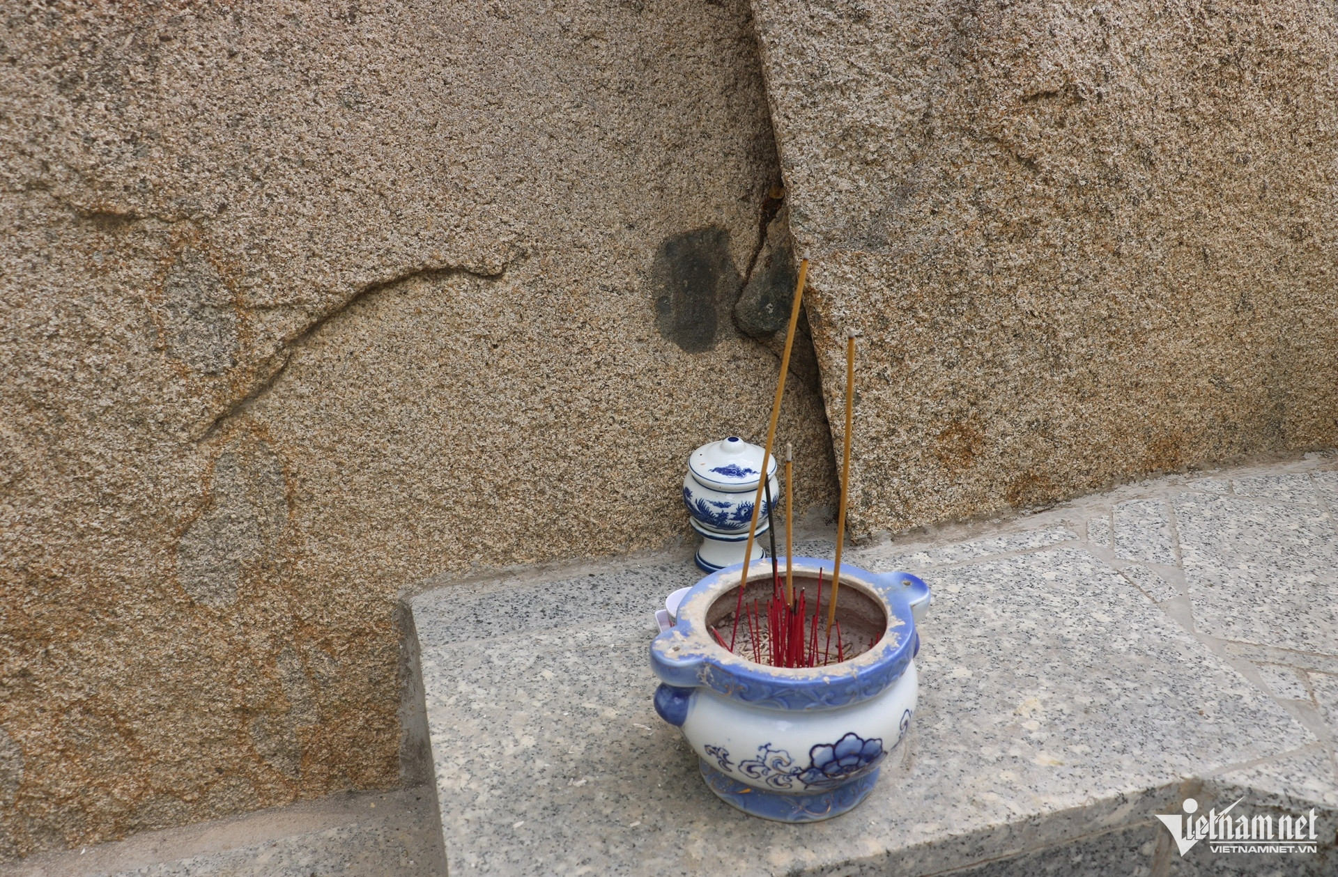 W-dấu chân bí ẩn trên đá ở núi chân tiên long điền tphcm.1.JPG.jpg