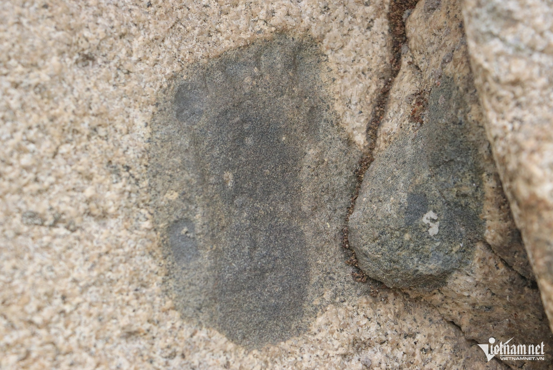 W-dấu chân bí ẩn trên đá ở núi chân tiên long điền tphcm.2.JPG.jpg