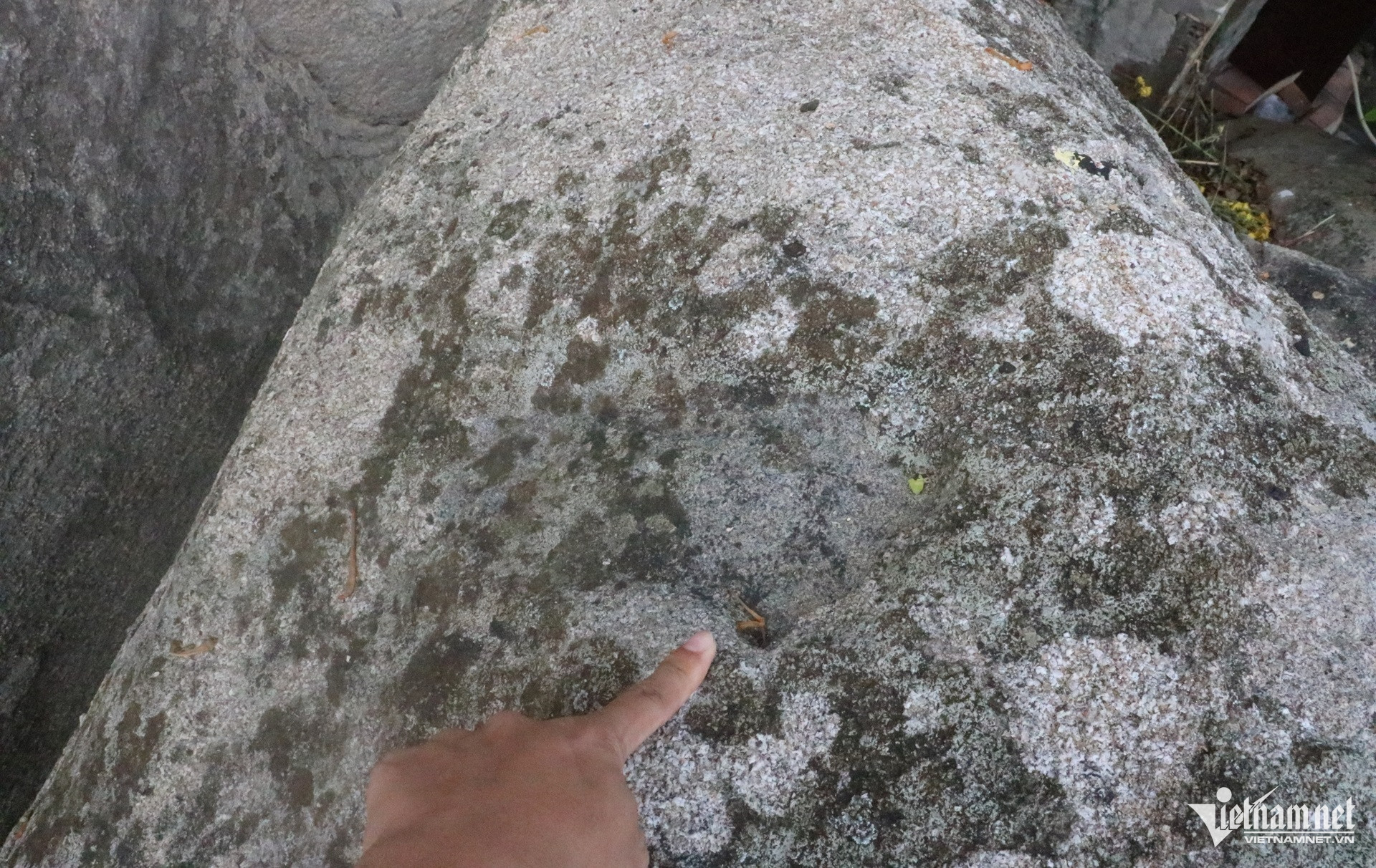 W-dấu chân bí ẩn trên đá ở núi chân tiên long điền tphcm.5.JPG.jpg