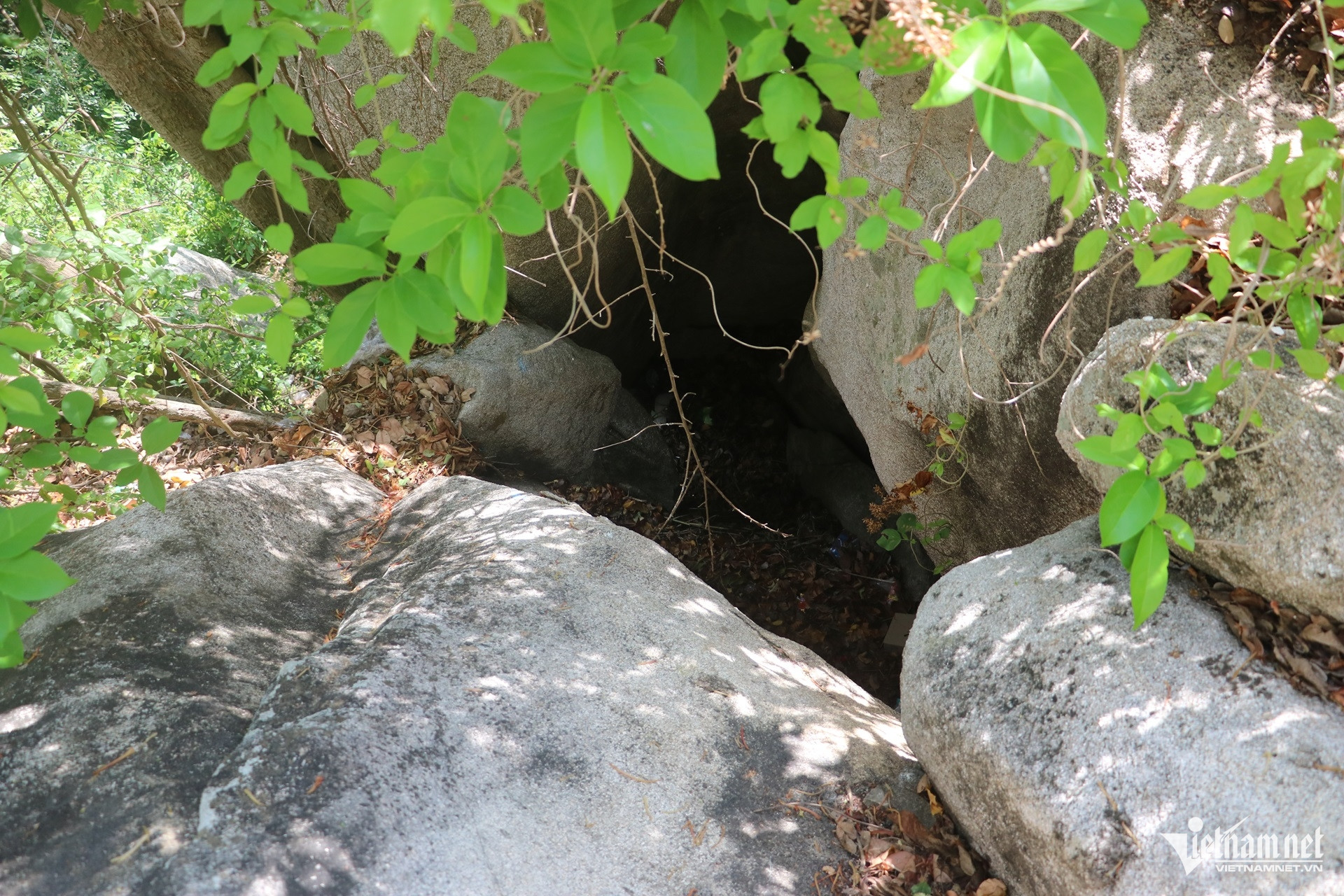 W-dấu chân bí ẩn trên đá ở núi chân tiên long điền tphcm.9.JPG.jpg