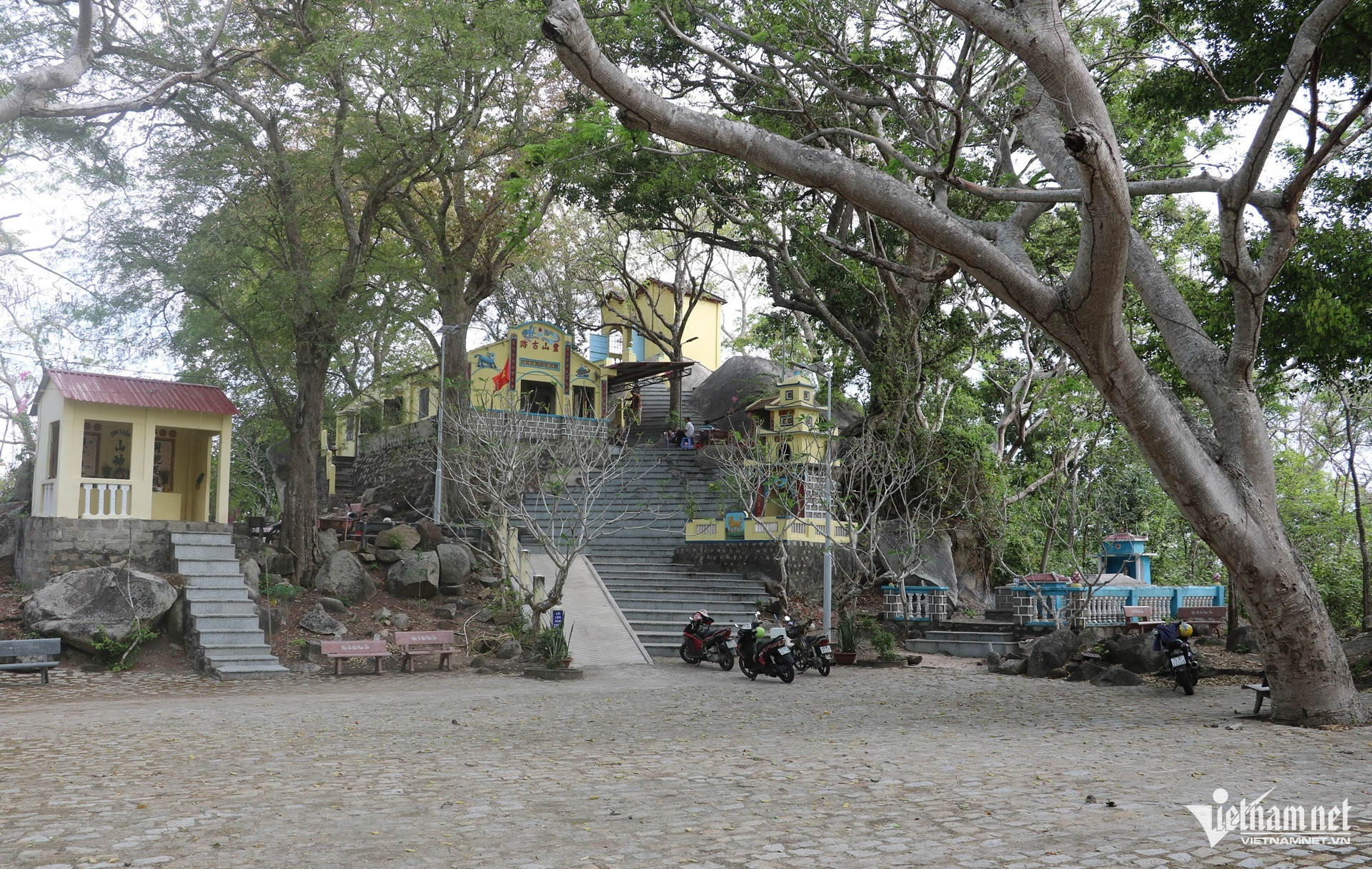 W-dấu chân bí ẩn trên đá ở núi chân tiên long điền tphcm.JPG.jpg