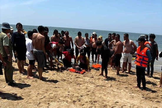 Bản tin chiều 21/3: Nam du khách 76 tuổi tử vong khi đang tắm biển cùng nhóm bạn