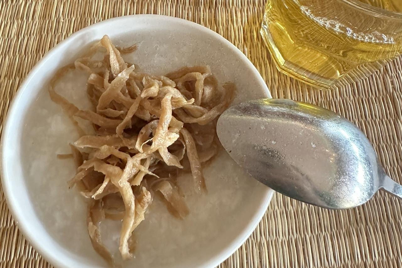 Bạn trai mang xôi, gà đi du lịch, sáng ăn cháo trắng khiến bạn gái hoảng hồn