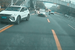 Bất ngờ bị ô tô tông ngã giữa phố, người đi xe máy điện đứng dậy ngơ ngác tìm xe