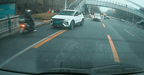 Bất ngờ bị ô tô tông ngã giữa phố, người đi xe máy điện đứng dậy ngơ ngác tìm xe