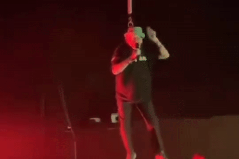 Ca sĩ bất tỉnh khi đang biểu diễn, bị treo lơ lửng trên sân khấu