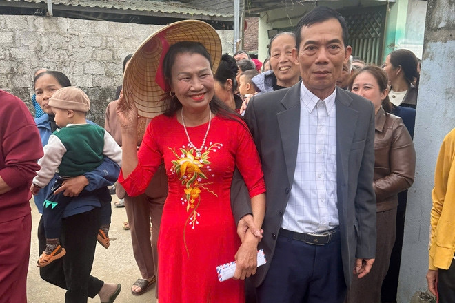 Cha U70 ở Thanh Hóa tái hôn sau 6 năm cô quạnh, con gái nghẹn ngào chúc phúc