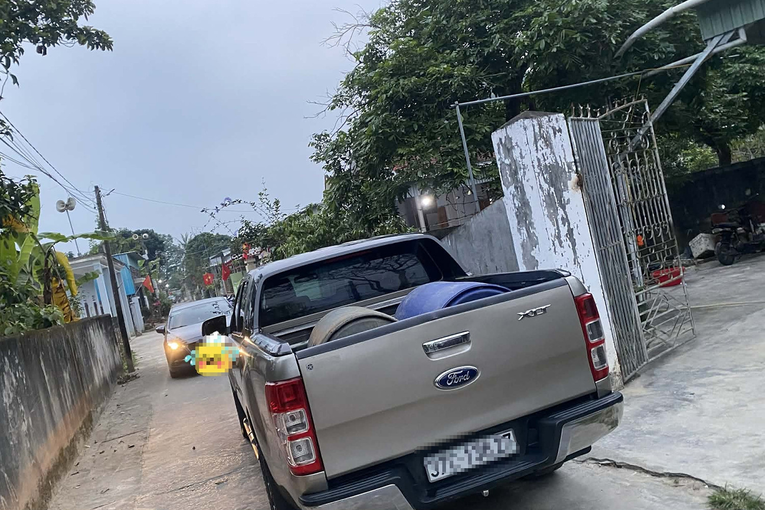  Công an xác minh clip tài xế đỗ ô tô chắn đường, bị tố ‘thiếu hợp tác’ 