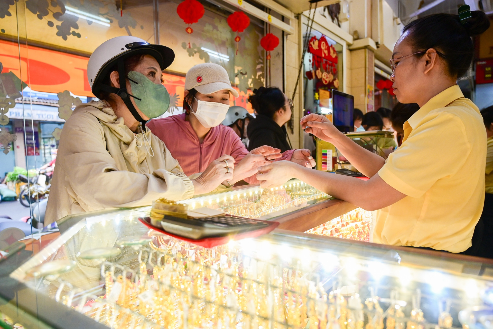 Giá vàng trong nước cao hơn thế giới gần 30 triệu đồng/lượng, người mua ôm rủi ro