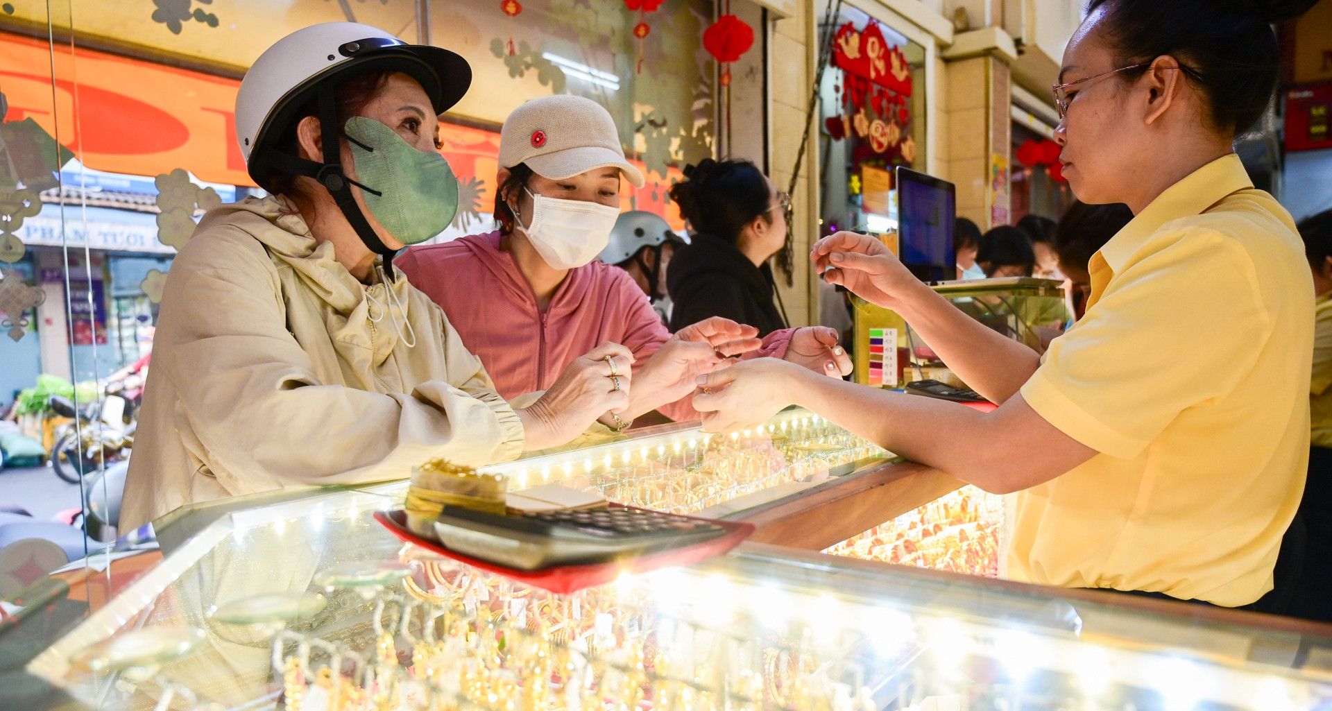 Giá vàng trong nước cao hơn thế giới gần 30 tri...