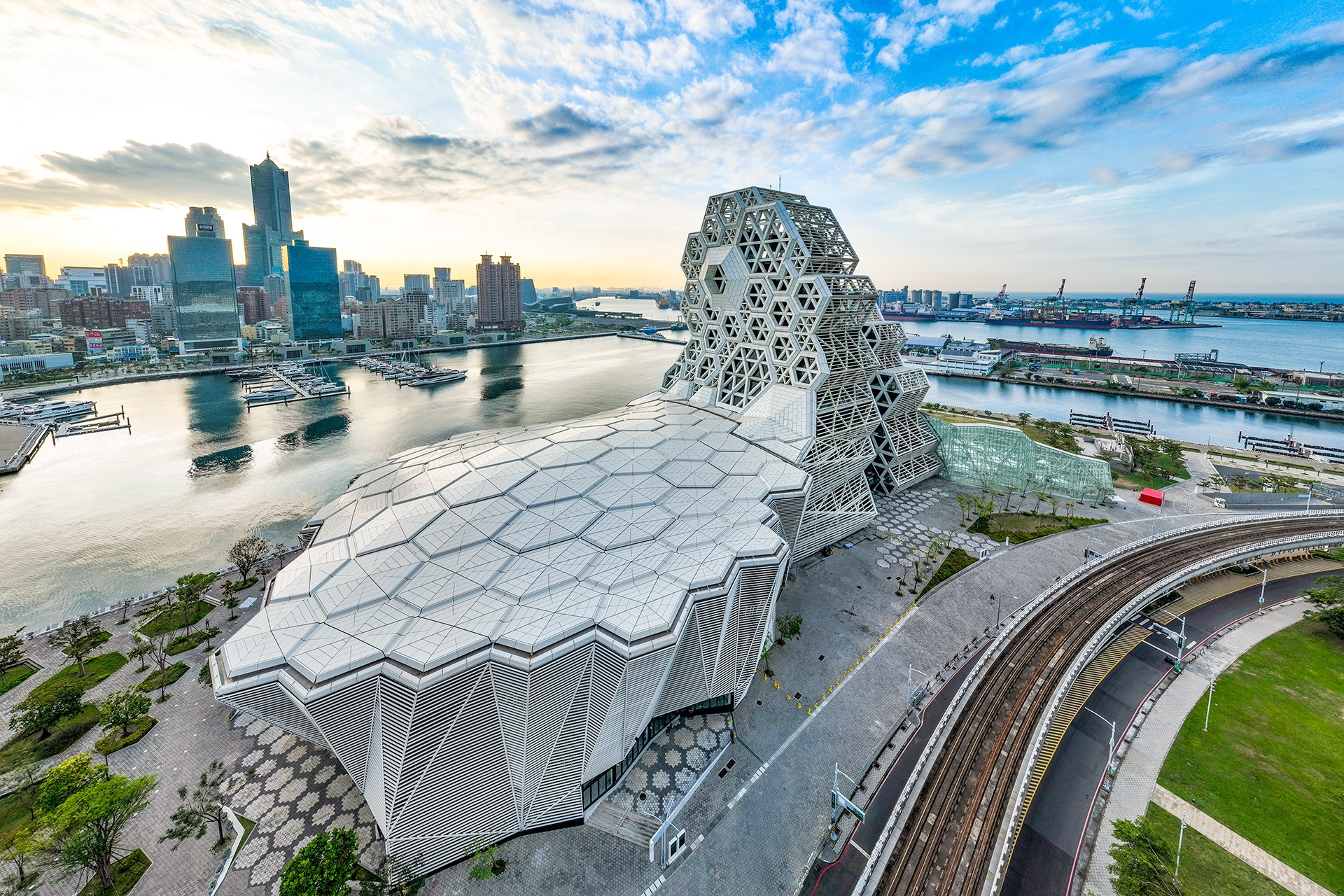 Mãn nhãn với 'ngọn núi âm nhạc' 200 triệu USD bên bờ biển Cao Hùng