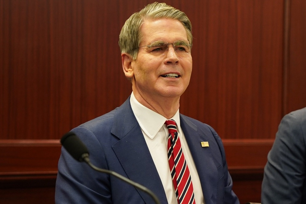 Mỹ tạm dỡ bỏ trừng phạt với dầu mỏ Iran