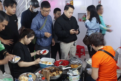 Quán xôi nằm sâu trong ngõ nhỏ Hà Nội, khách nườm nượp, bán hơn 2 tiếng hết veo