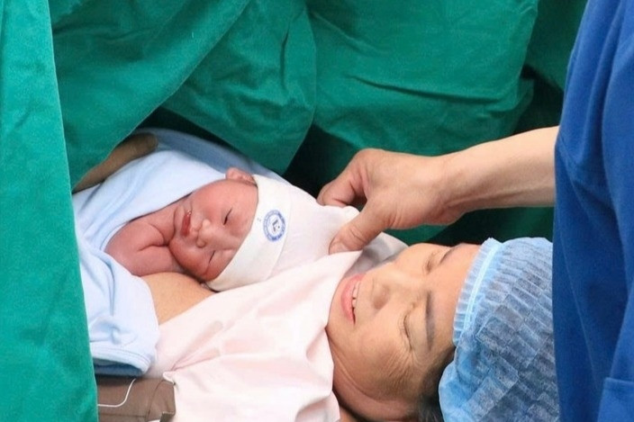Sản phụ 60 tuổi sinh con trai 2,8kg khỏe mạnh