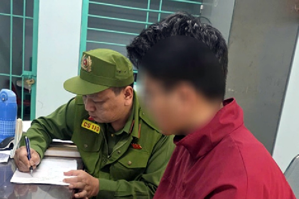 Thanh niên dùng điện thoại quay lén nhà vệ sinh nữ ở Hà Nội