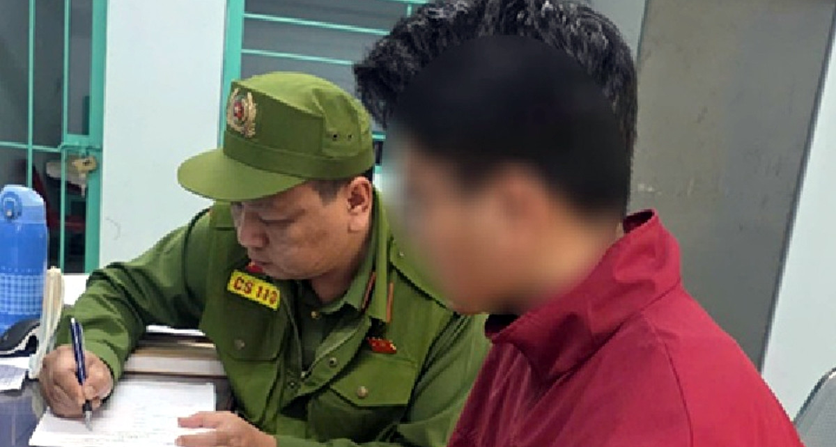 Thanh niên dùng điện thoại quay lén nhà vệ sinh nữ ở Hà Nội