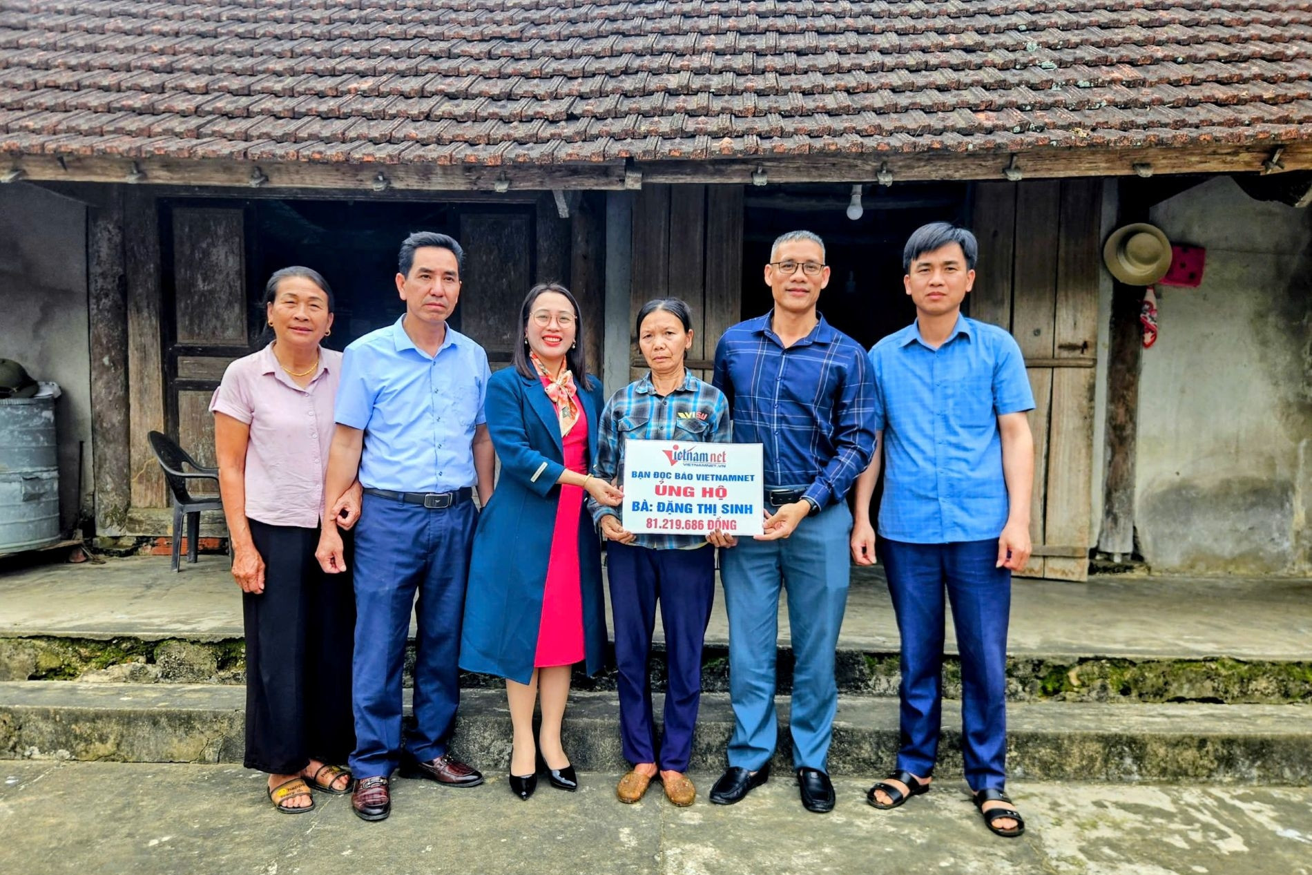 Trao hơn 81 triệu đồng tới bà Đặng Thị Sinh có con trai mổ tim ở Nghệ An