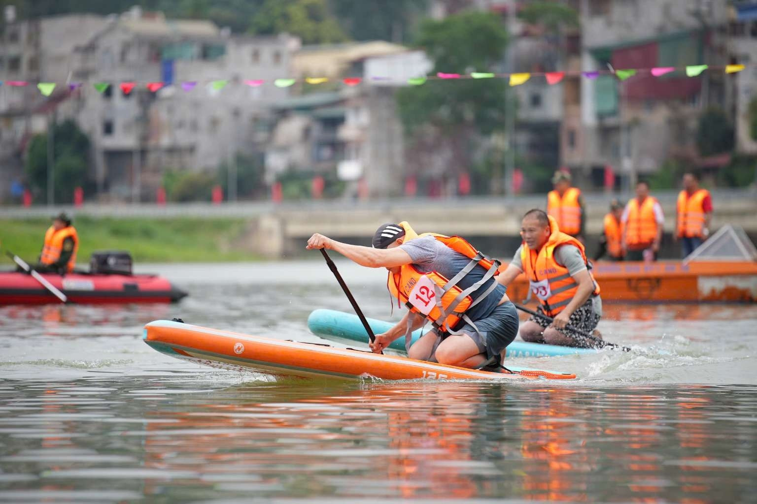 Tưng bừng giải Sup Race trên sông Bằng Giang