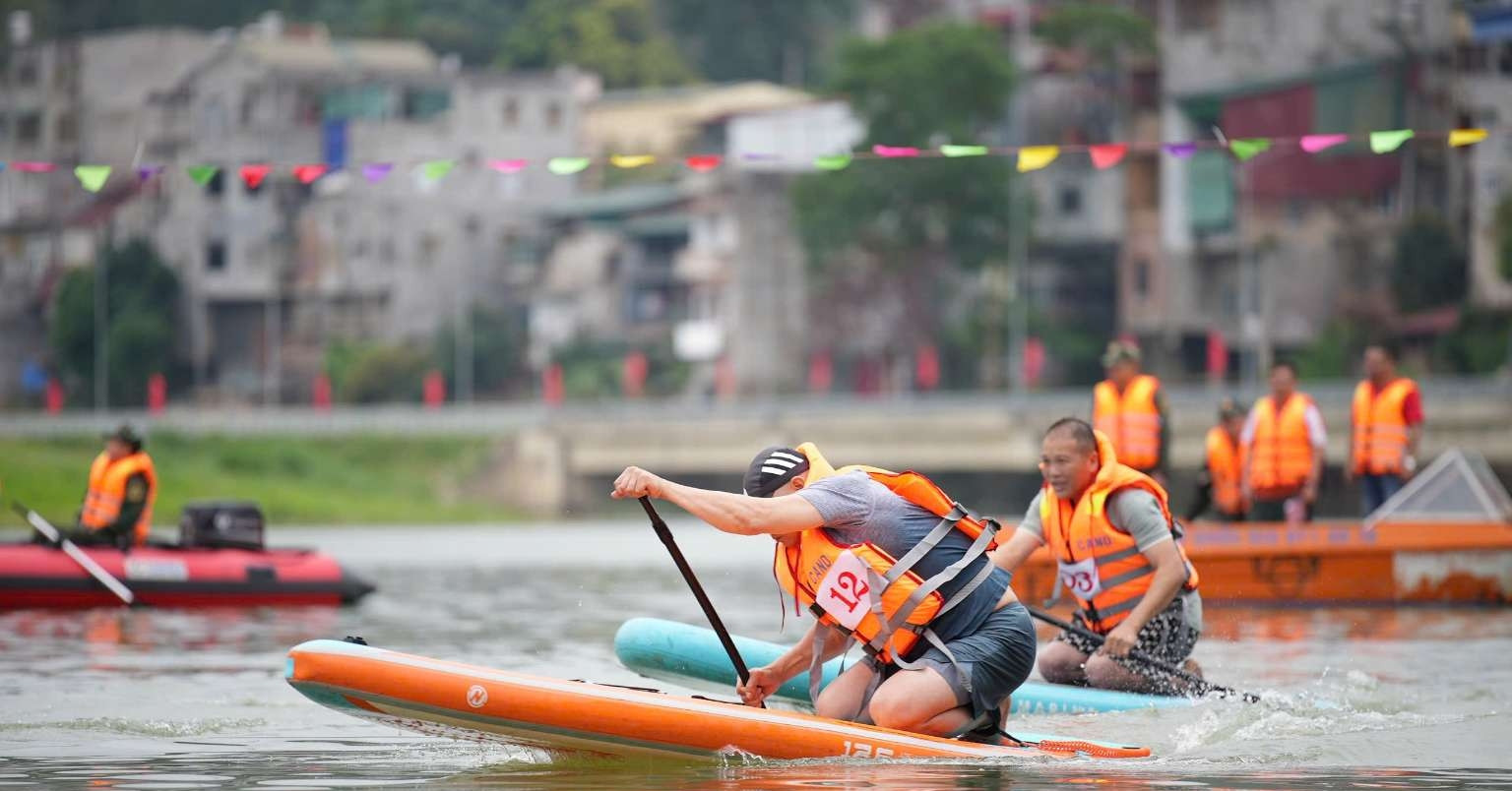 Tưng bừng giải Sup Race trên sông Bằng Giang