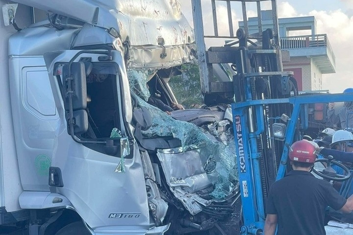 Va chạm ô tô tải và xe container trên quốc lộ, ba người thương vong