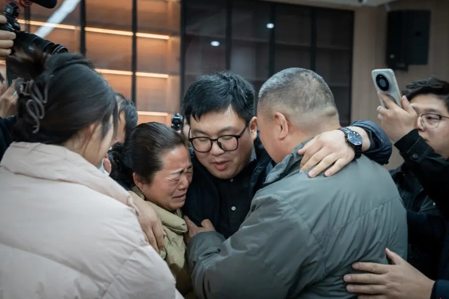 Vài phút gửi con cho người lạ, mẹ mất con suốt 37 năm, vỡ òa ngày đoàn tụ