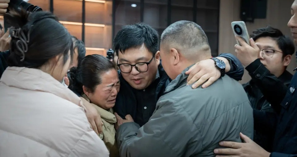 Vài phút gửi con cho người lạ, mẹ mất con suốt 37 năm, vỡ òa ngày đoàn tụ