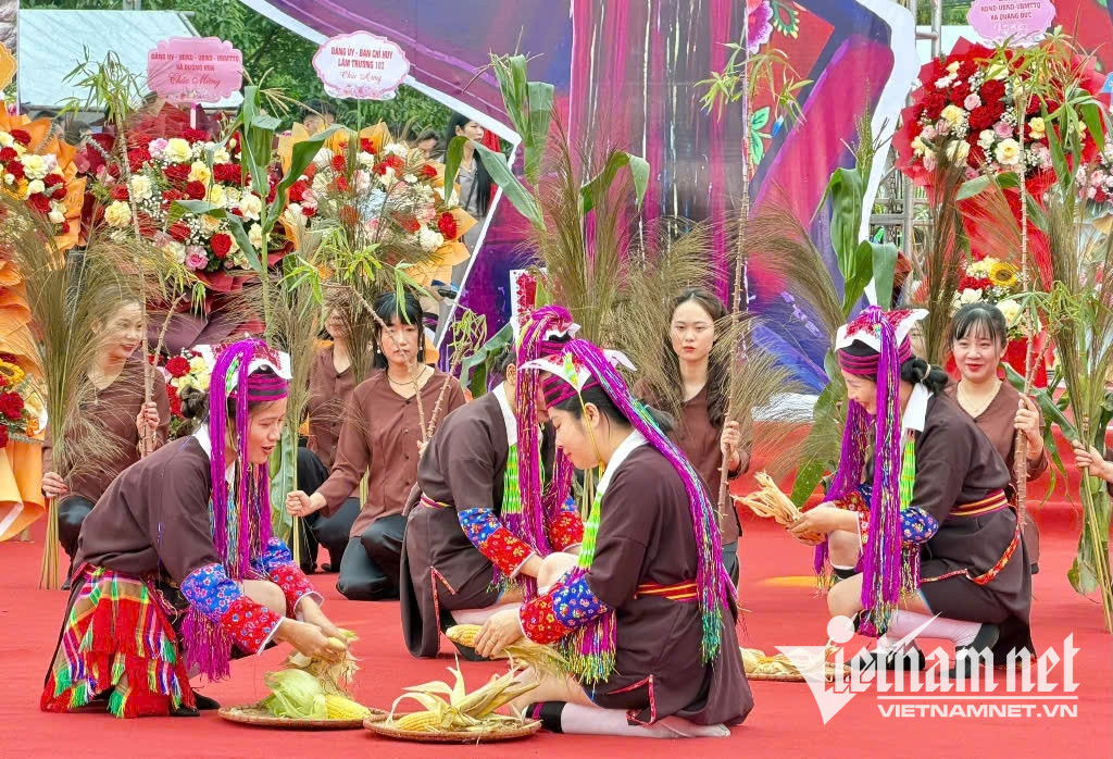 W-Sân khấu hóa đời sống nông nghiệp của người Dao Thanh Y tại địa phương.jpg