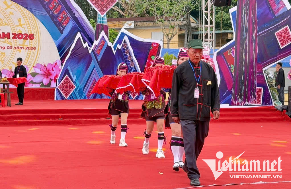 W-Túi thơm như lời chúc bình an, may mắn dành tặng cho người dân và khách du lịch.jpg