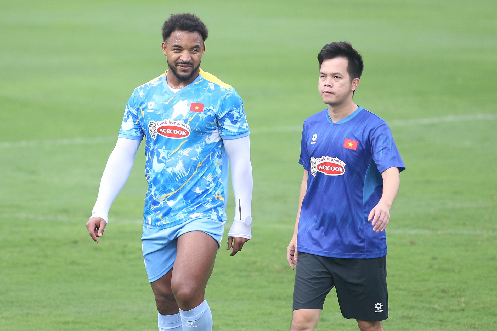 Xuân Son bỏ dở buổi tập ở tuyển Việt Nam, HLV Kim Sang Sik tái mặt