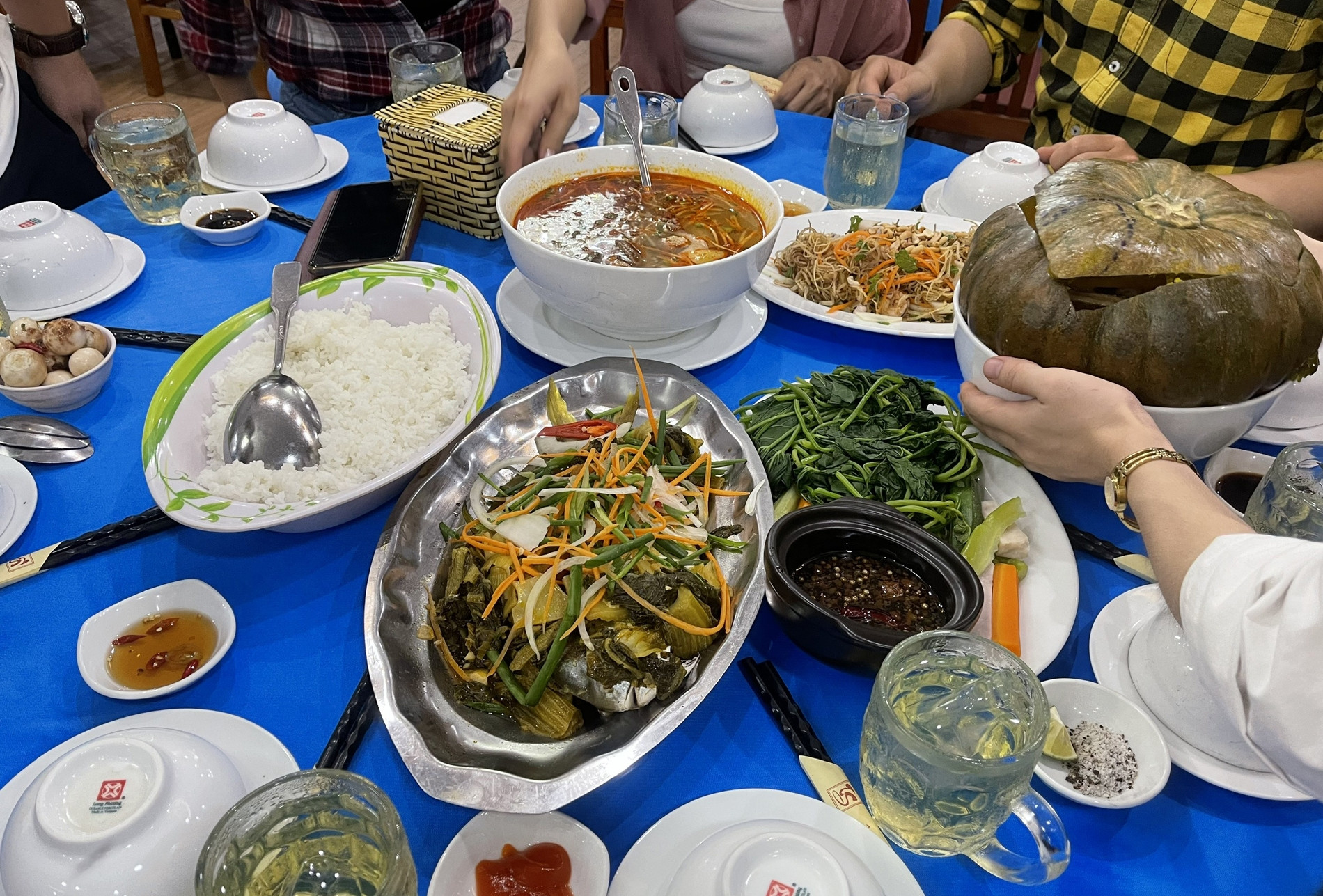 Bị dè bỉu vì gom thức ăn thừa, mẹ chồng giàu nói câu khiến đối phương im bặt